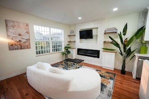 Smart TV, fireplace, stereo