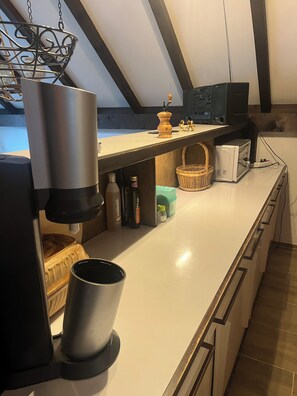 Fridge, microwave, stovetop, dishwasher
