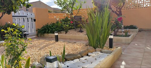 Comfortable single-storey villa with garage, parking, veranda terrace.