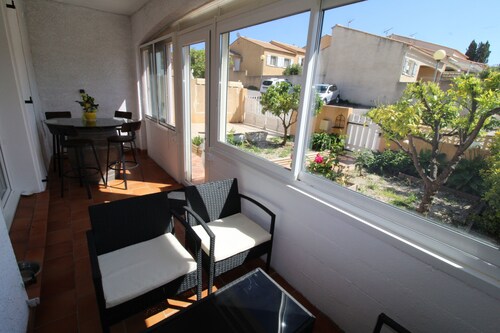 Comfortable single-storey villa with garage, parking, veranda terrace.