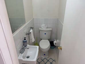 Haartrockner, Handtücher, Seife, Toilettenpapier