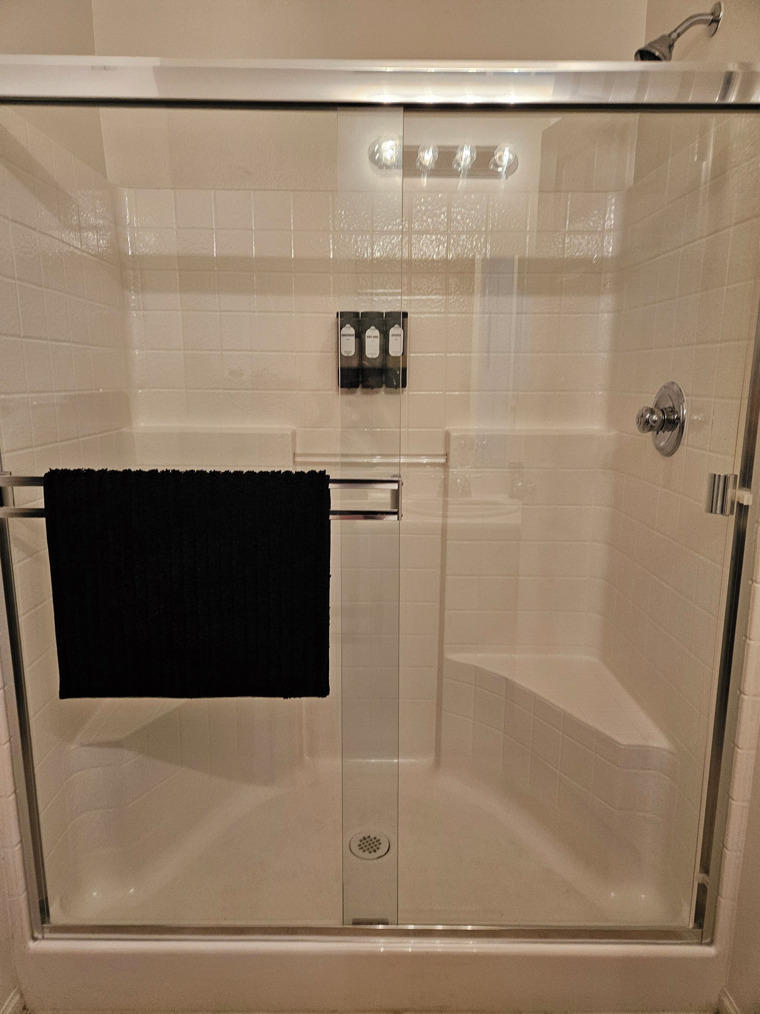 Douche, sèche-cheveux, serviettes fournies, savon