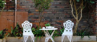 Retro brick wall courtyard cottage Walk to train station 6 people