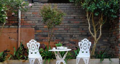 Retro brick wall courtyard cottage Walk to train station 6 people
