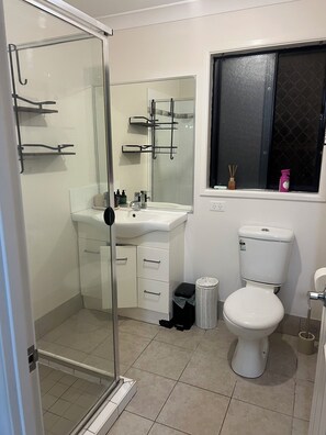 Towels, soap, toilet paper - Easy Access Accommodation (Redbank Plains)