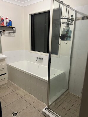 Towels, soap, toilet paper - Easy Access Accommodation (Redbank Plains)