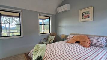 1 quarto, ferros/tábuas de passar roupa, roupa de cama