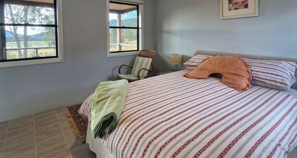 Cosy Cabin located in the Broke Valley approx 30 mins to Pokolbin & Wollombi