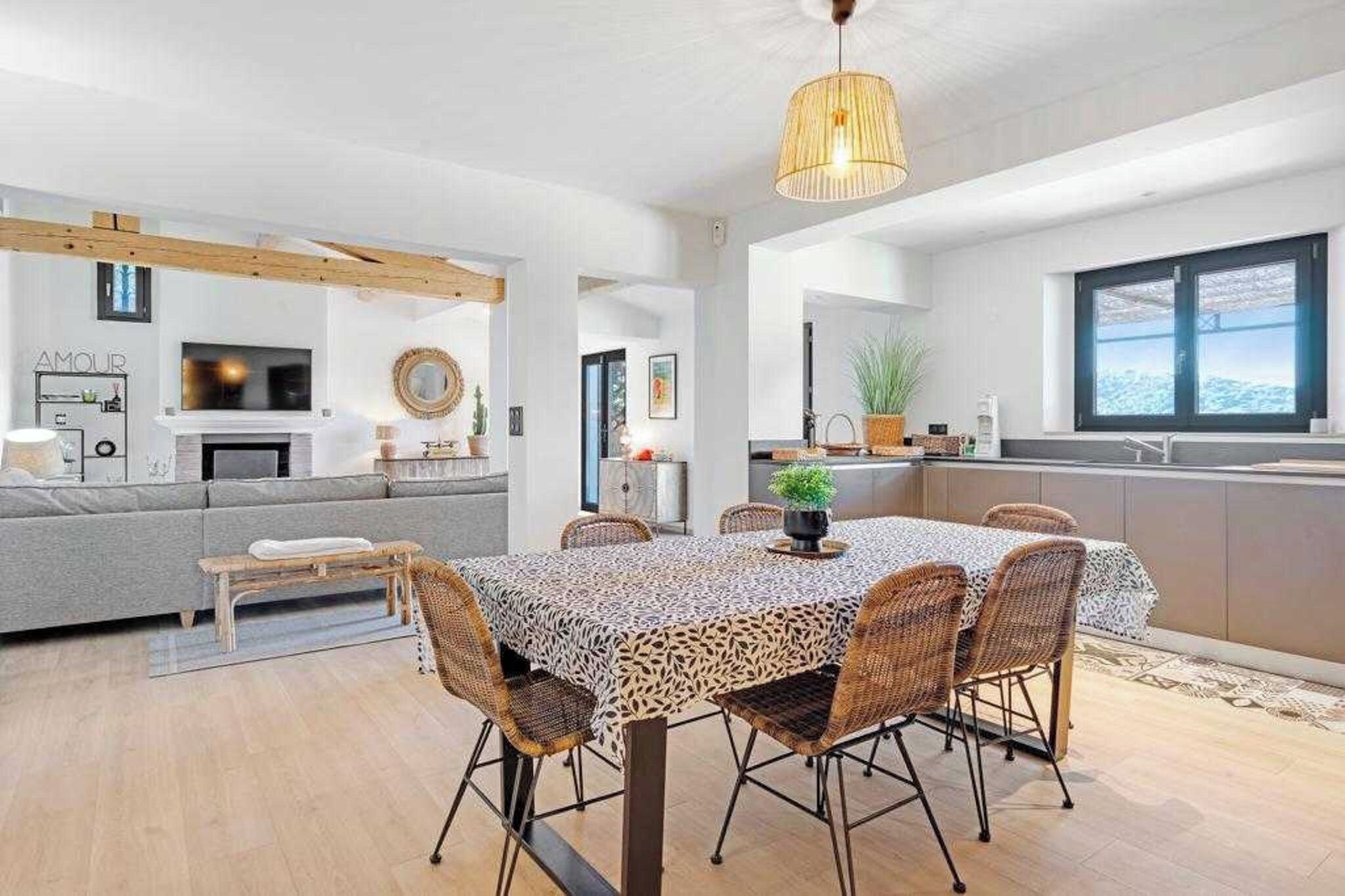 Un intérieur moderne comprenant un coin repas, une cuisine et un espace de vie.