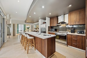 Micro-ondes, four, plaque de cuisson, lave-vaisselle