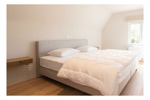 4 bedrooms, travel crib, free WiFi, bed sheets