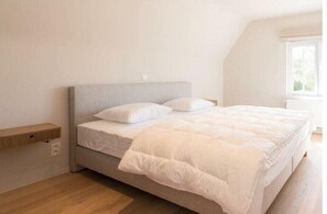 4 habitaciones, acceso a internet y ropa de cama
