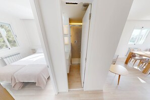 1 habitación y tabla de planchar con plancha