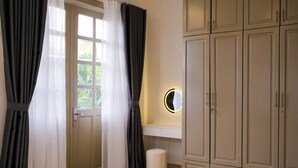 Una habitación con una puerta, un espejo y un armario.