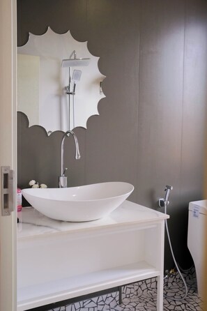Combined shower/tub, free toiletries, hair dryer, slippers - Oasis Villa in Thao Dien (Thao Dien)