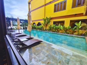 Una piscina al aire libre