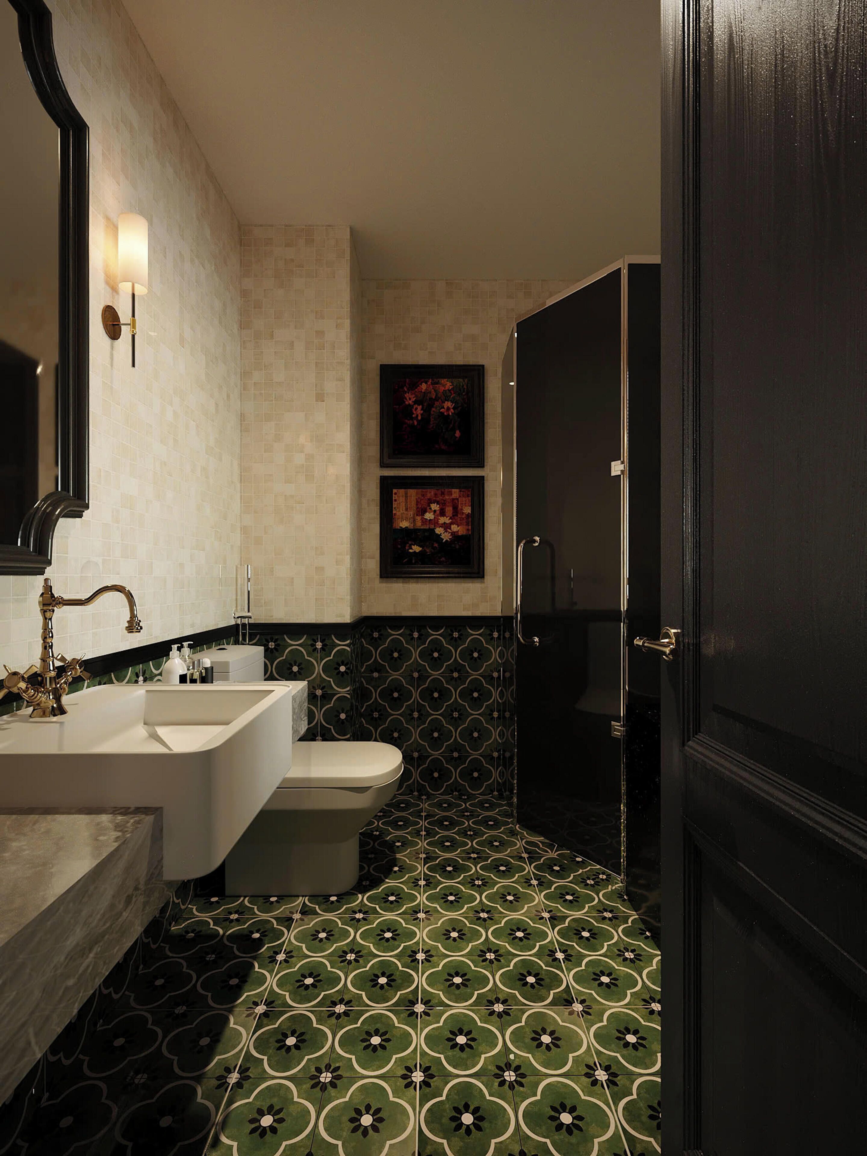 Une salle de bain avec un double lavabo, des toilettes et une douche. Deux tableaux encadrés ornent le mur.