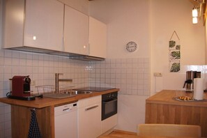 Fridge, oven, stovetop, dishwasher