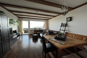 Smart-tv, bordtennisbord, bøger