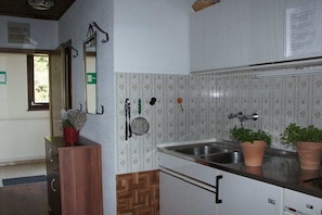 Réfrigérateur, four, plaque de cuisson, cafetière/bouilloire