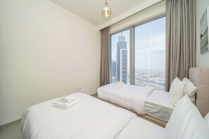 Appartement Luxe, balcon, vue ville | Couette en duvet d'oie, coffres-forts dans les chambres