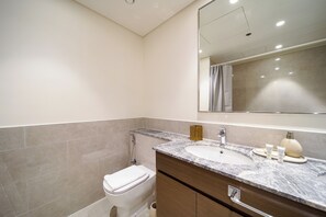 Appartement Luxe, balcon, vue ville | Salle de bain
