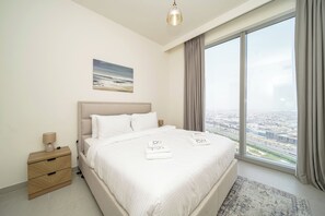 Appartement luxueux, balcon, vue sur la ville | Couette en duvet, coffre-fort, rideaux d’obscurcissement