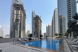Outdoor pool, pool umbrellas, pool loungers - PVH - Opulent 2BR in Forte Tower 1 (Dubai)