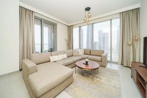 Luksus-lejlighed - balkon - byudsigt | Stue | 55-tommers smart-tv med digitale kanaler