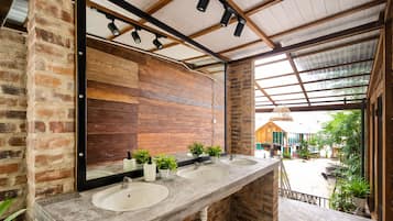 Dusch, bidé, handdukar och tvål