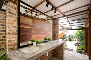 Suihku, bidee, pyyhkeet, saippua