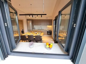 Fridge, oven, stovetop, dishwasher