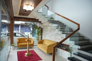 Coin salon dans le hall