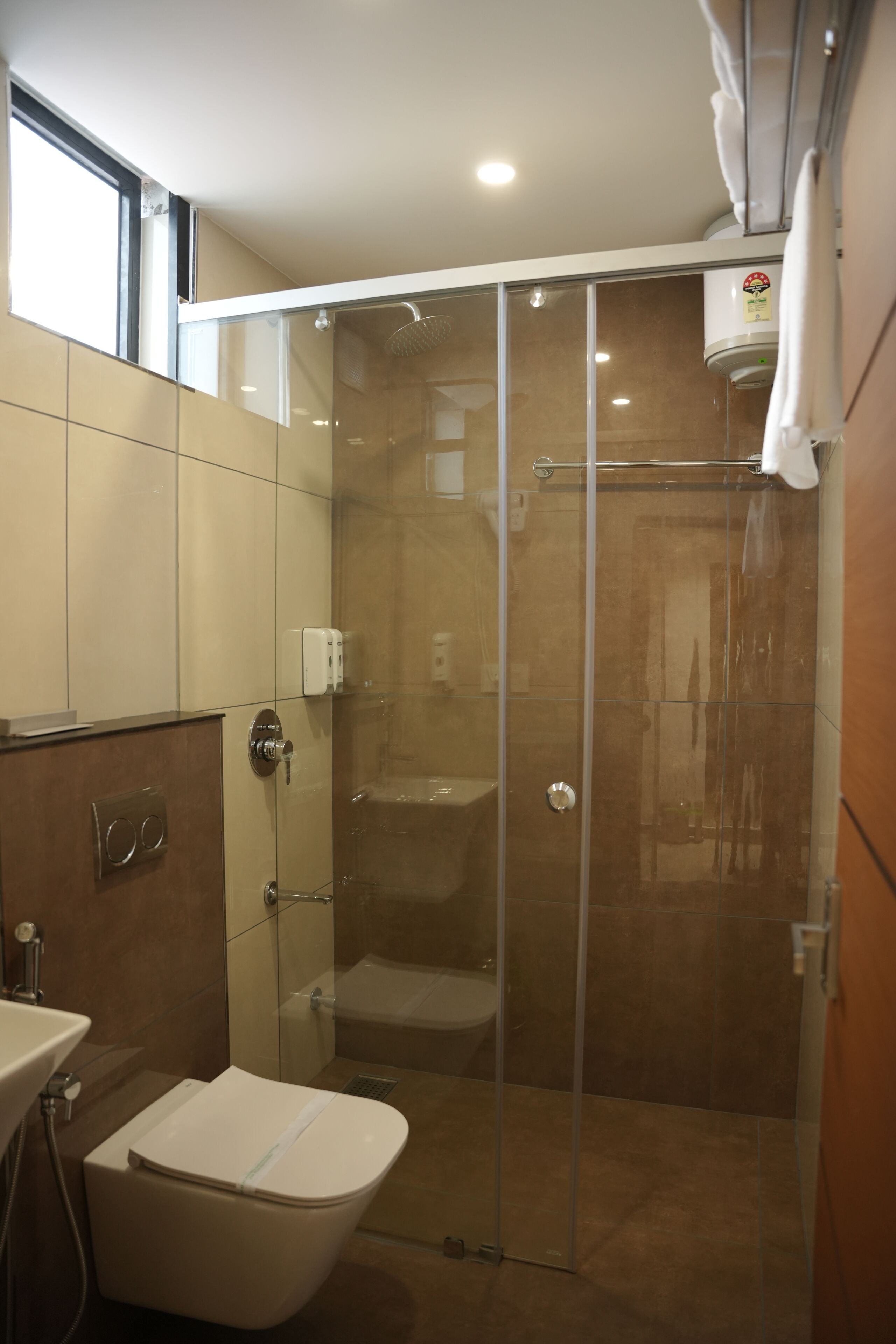 シャワー、ヘアドライヤー、タオル、石鹸