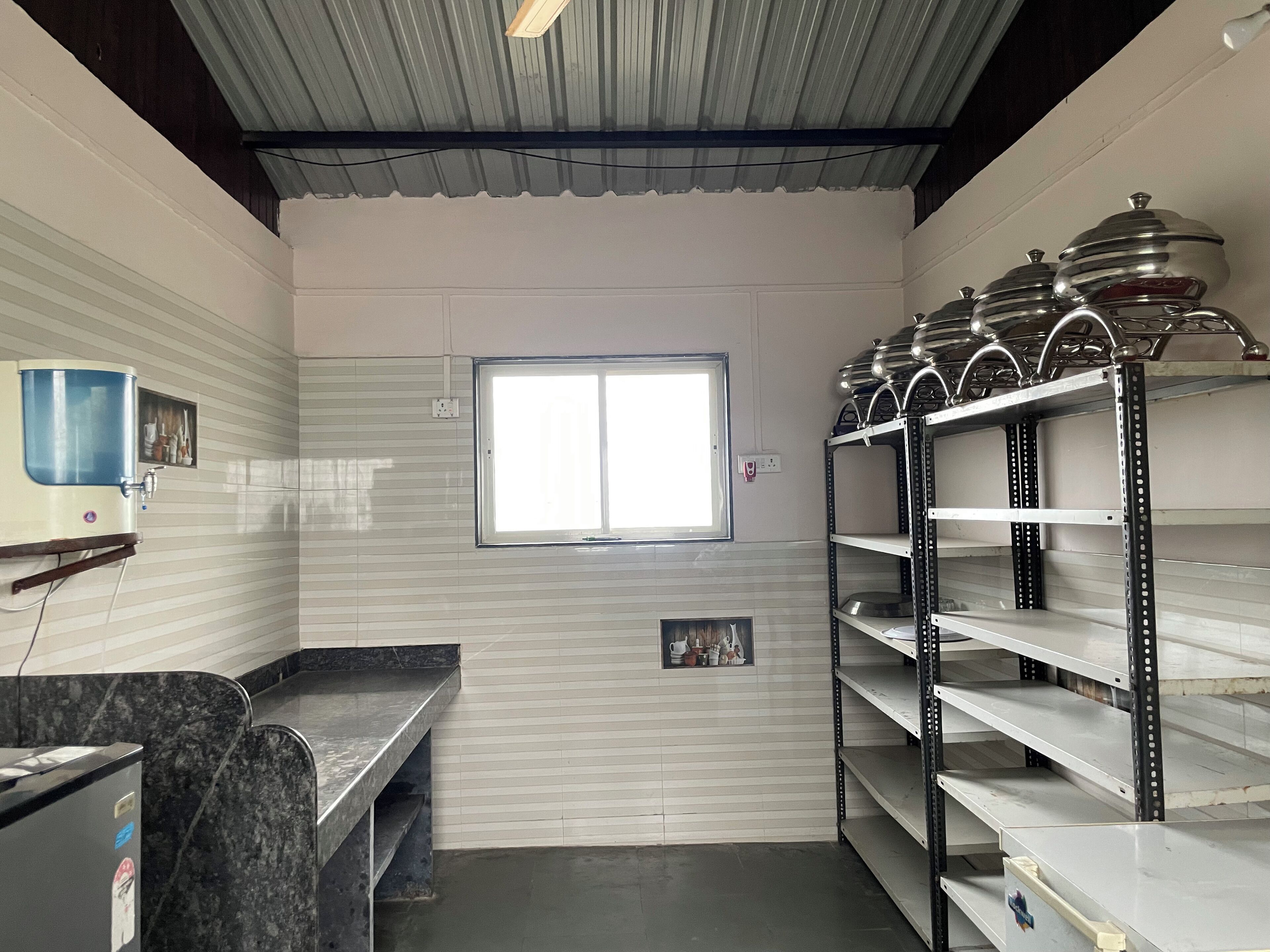 Basic Double Room, Garden View | Shared kitchen facilities | Fridge, microwave, stovetop, cookware/dishes/utensils