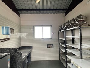 Chambre de base double, vue sur le jardin | Cuisine partagée | Réfrigérateur, micro-ondes dans les aires communes, surface de cuisson