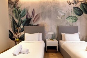 Apartamento, vista para o parque | Cofres nos quartos, ferros/tábuas de passar roupa, Wi-Fi de cortesia