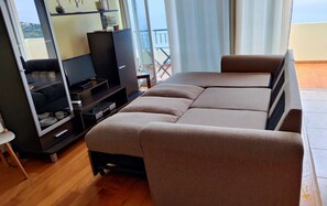 Smart TV, DVD player, livros, videoteca