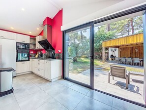 Kylskåp, mikrovågsugn, ugn och grytor/köksredskap