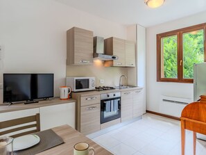 Fridge, microwave, oven, cookware/dishes/utensils