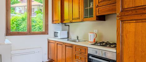 ثلاجة، ميكروويف، فرن، مستلزمات طهي/أطباق/أوعية