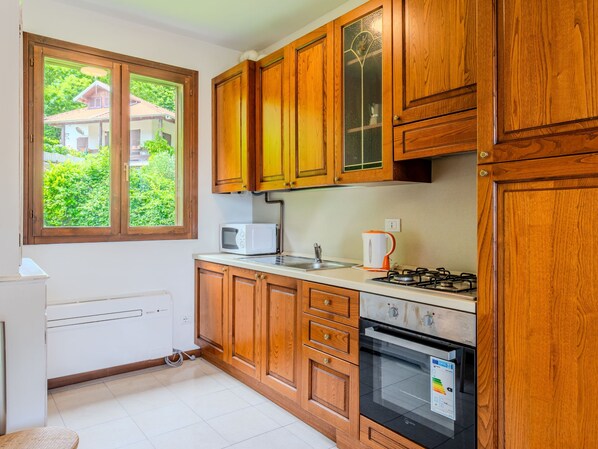 Fridge, microwave, oven, cookware/dishes/utensils