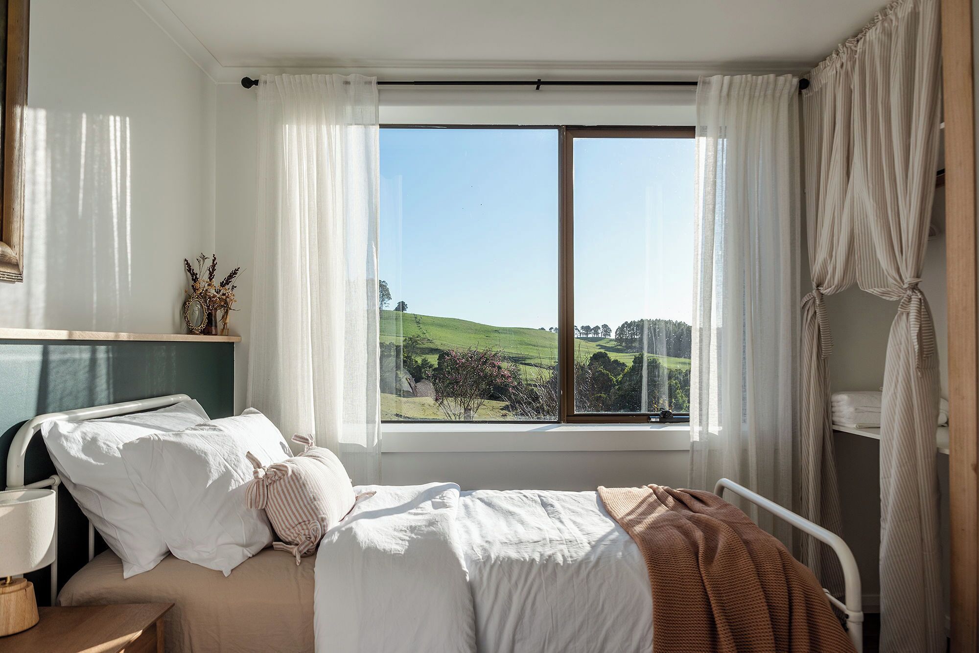 2 bedrooms, iron/ironing board, bed sheets