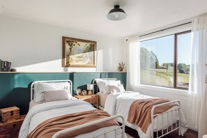 Een strijkplank/strijkijzer, beddengoed