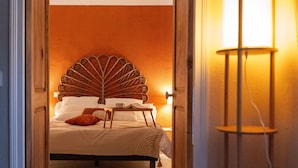 A bedroom with a bed, a bedside table, a lamp, and a ceiling fan. - Cosy cocoon in the heart of Bastia (Bastia)