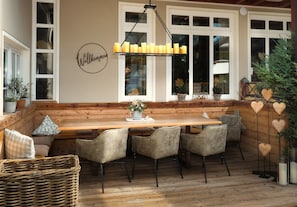 Couples’ dining