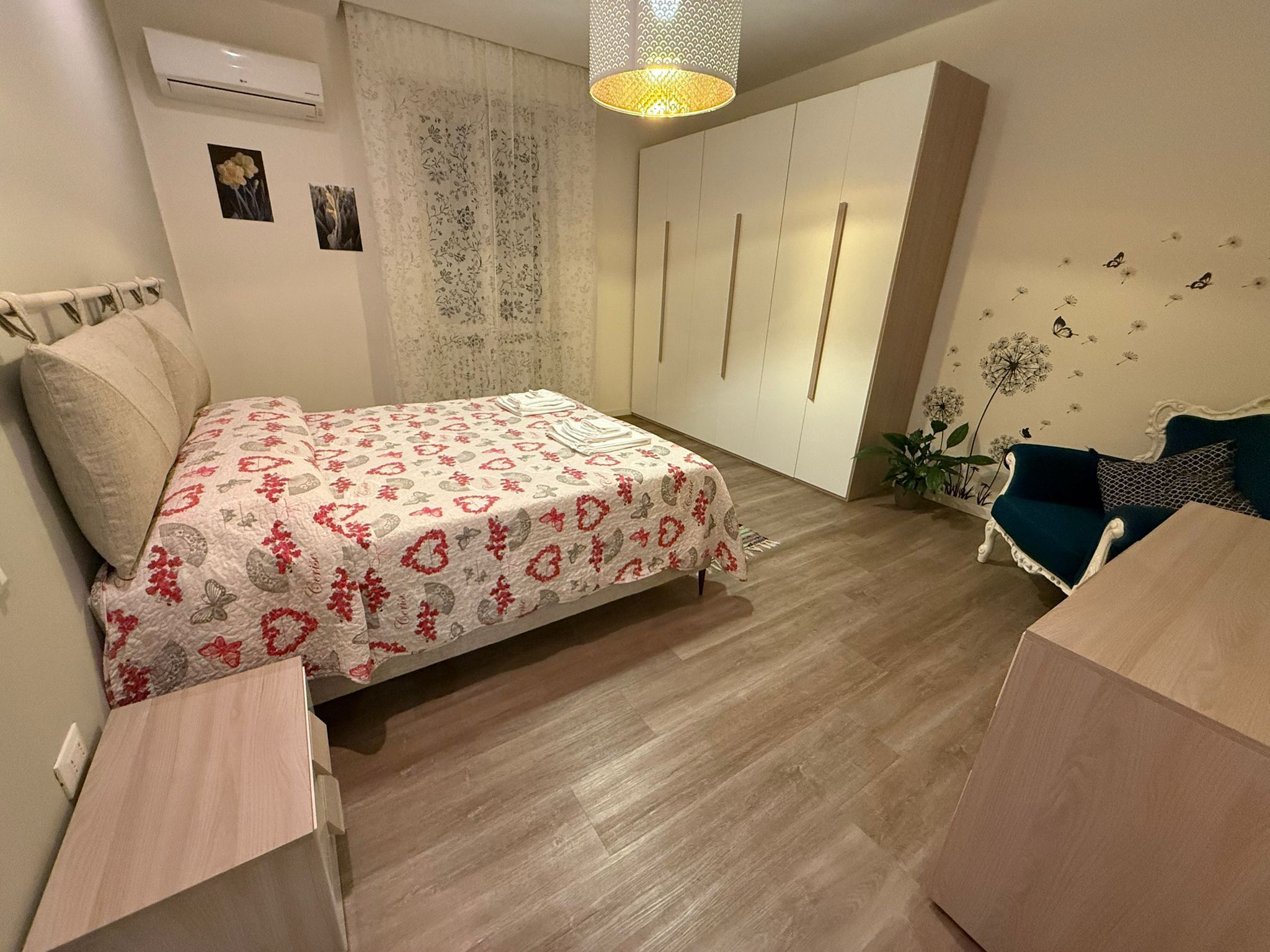 Una camera da letto con un letto, un armadio, una scrivania e una sedia.