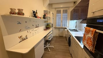 Frigorifero, microonde, forno, piano cottura