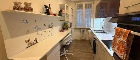 Kylskåp, mikrovågsugn, ugn och spishäll