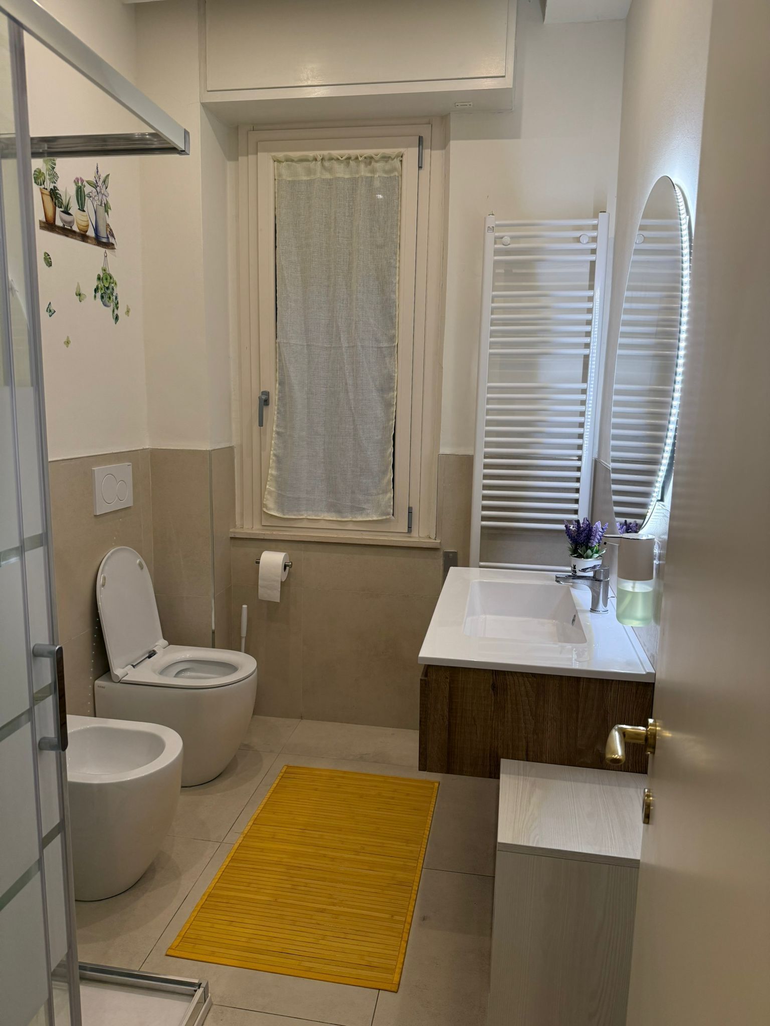 Douche, sèche-cheveux, bidet, serviettes fournies